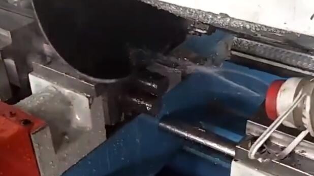 全自動切管機(jī)切割兩根實(shí)心圓鋼現(xiàn)場視頻